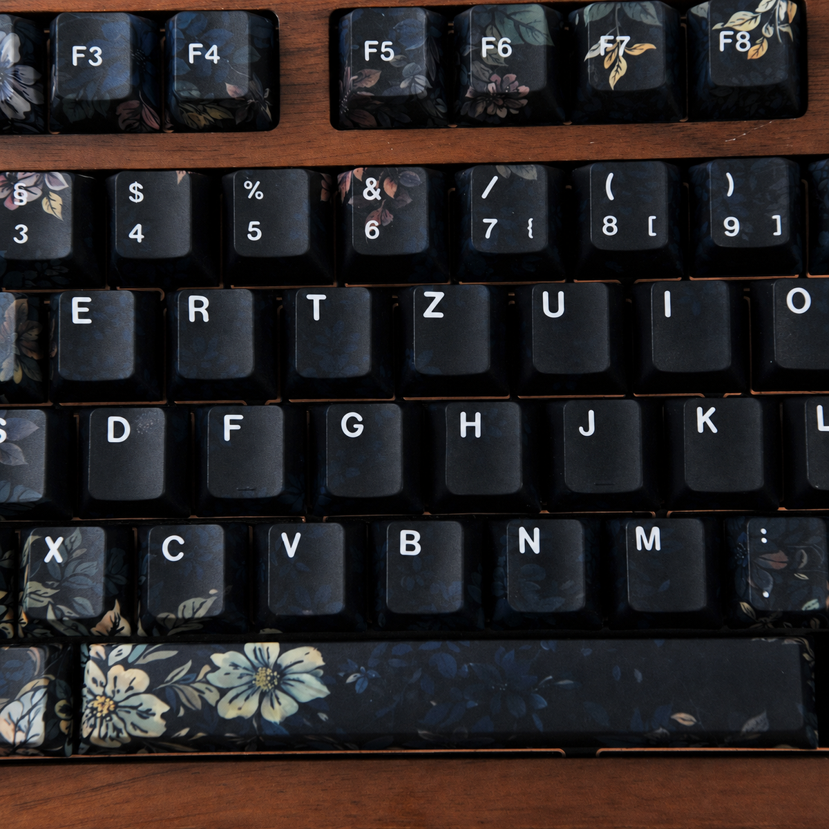Faint Fragrance German QWERTZ keycaps, central keys detail