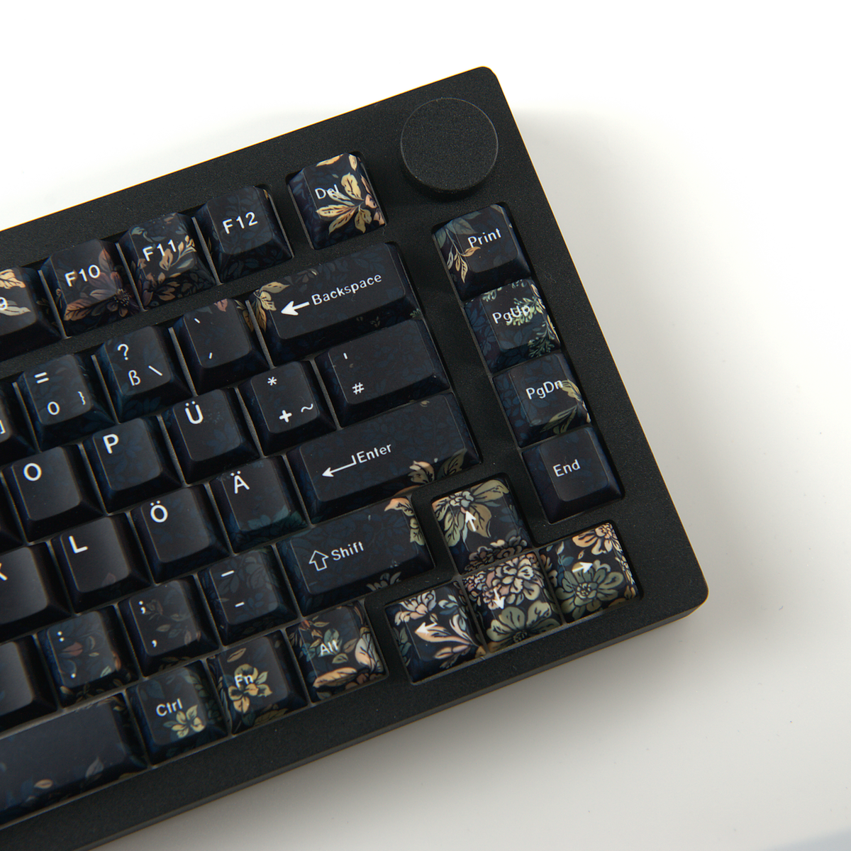 Faint Fragrance German QWERTZ keycaps, white-background knob and navigation close-up