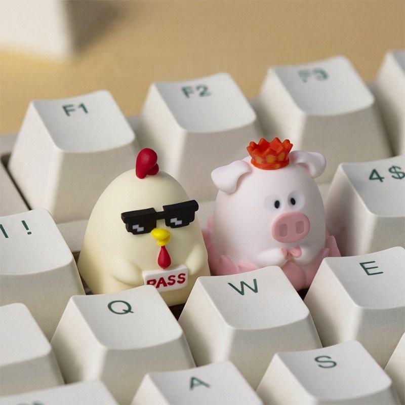 Three zoo animal keycaps fitted on a white keyboard | SIMPOCUBIC